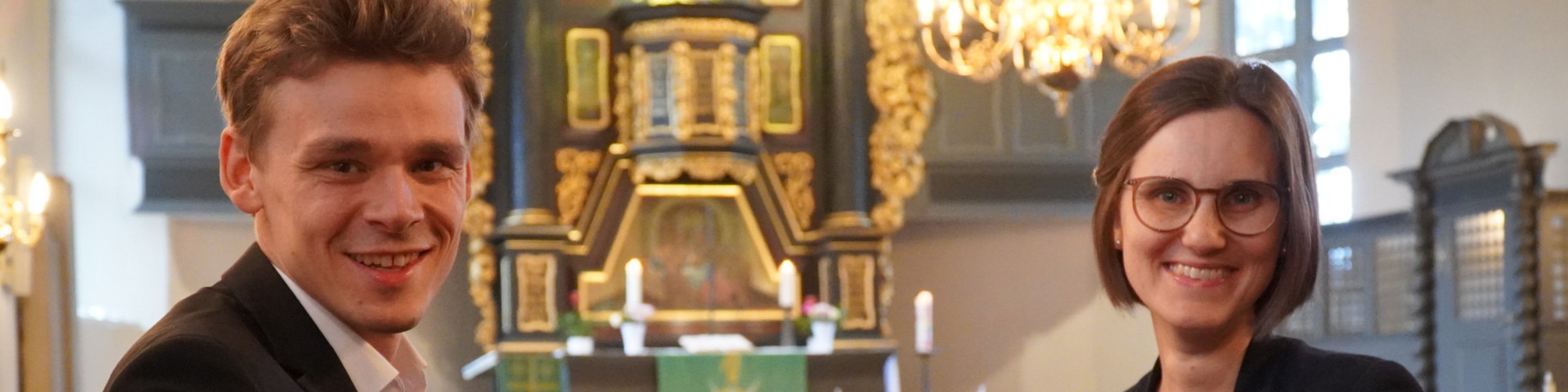 Jan und Tomke Oliva vor dem Altar in Elstorf.